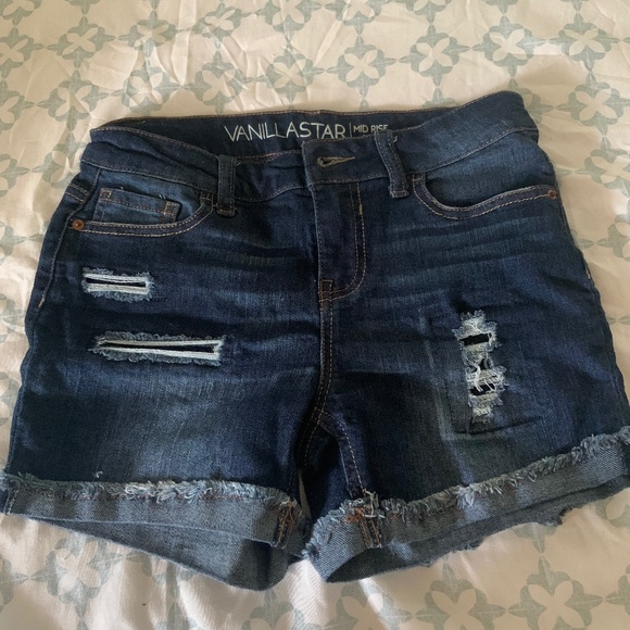 Distressed jean shorts - Picture 1 of 2